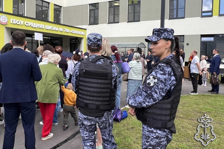 В Санкт-Петербурге и Ленинградской области сотрудники Росгвардии приняли участие в обеспечении правопорядка в День знаний