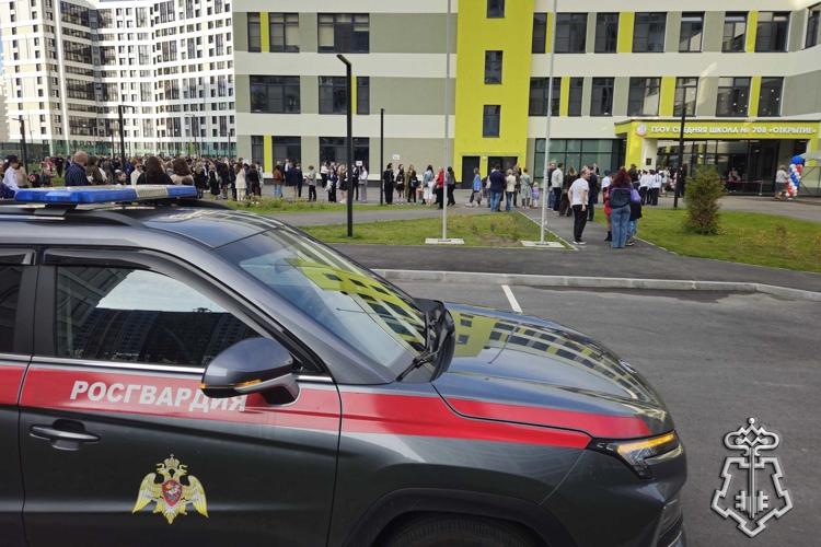 В Санкт-Петербурге и Ленинградской области сотрудники Росгвардии приняли участие в обеспечении правопорядка в День знаний