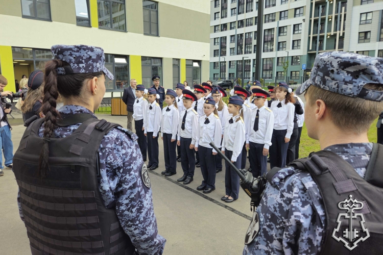 В Санкт-Петербурге и Ленинградской области сотрудники Росгвардии приняли участие в обеспечении правопорядка в День знаний