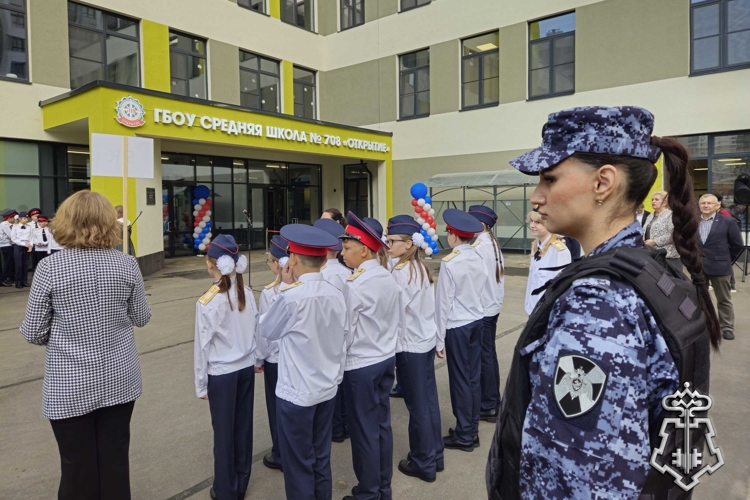 В Санкт-Петербурге и Ленинградской области сотрудники Росгвардии приняли участие в обеспечении правопорядка в День знаний