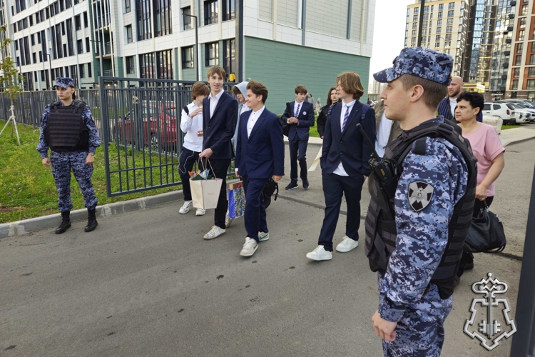 В Санкт-Петербурге и Ленинградской области сотрудники Росгвардии приняли участие в обеспечении правопорядка в День знаний