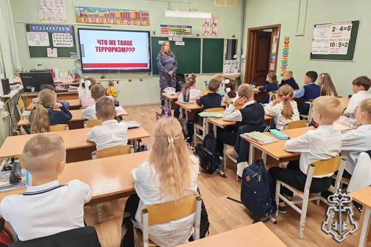 В Санкт-Петербурге и Ленинградской области представители Росгвардии провели встречи со школьниками, посвященные Дню солидарности в борьбе с терроризмом