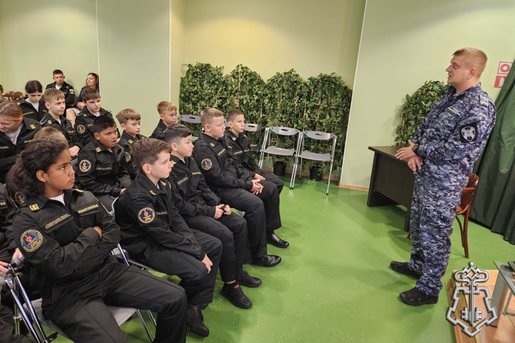 В Санкт-Петербурге и Ленинградской области представители Росгвардии провели встречи со школьниками, посвященные Дню солидарности в борьбе с терроризмом