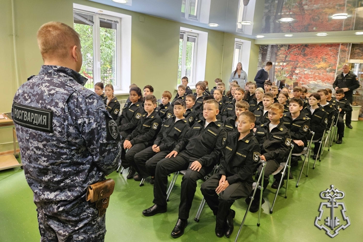 В Санкт-Петербурге и Ленинградской области представители Росгвардии провели встречи со школьниками, посвященные Дню солидарности в борьбе с терроризмом