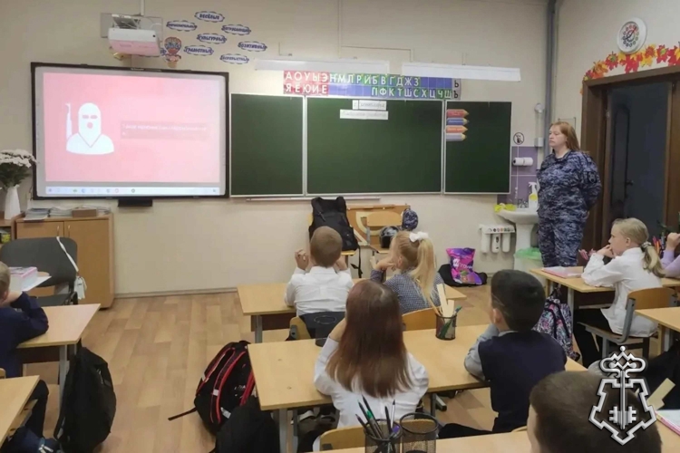 В Санкт-Петербурге и Ленинградской области представители Росгвардии провели встречи со школьниками, посвященные Дню солидарности в борьбе с терроризмом
