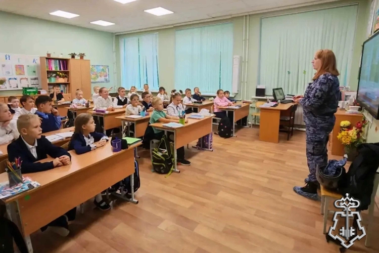 В Санкт-Петербурге и Ленинградской области представители Росгвардии провели встречи со школьниками, посвященные Дню солидарности в борьбе с терроризмом