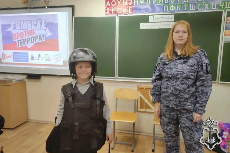 В Санкт-Петербурге и Ленинградской области представители Росгвардии провели встречи со школьниками, посвященные Дню солидарности в борьбе с терроризмом
