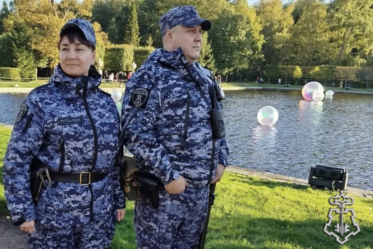 Сотрудники Росгвардии обеспечили безопасность на Осеннем фестивале фонтанов «Счастье»