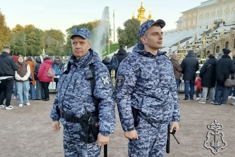 Сотрудники Росгвардии обеспечили безопасность на Осеннем фестивале фонтанов «Счастье»