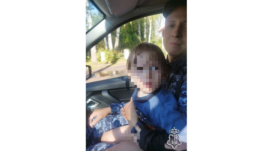 В Ленинградской области сотрудники Росгвардии обнаружили трехлетнего мальчика, находившегося без присмотра взрослых
