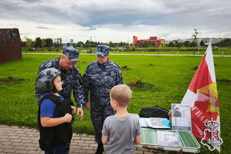 В Ленинградской области росгвардейцы приняли участие в фестивале, посвященном Дню знаний 