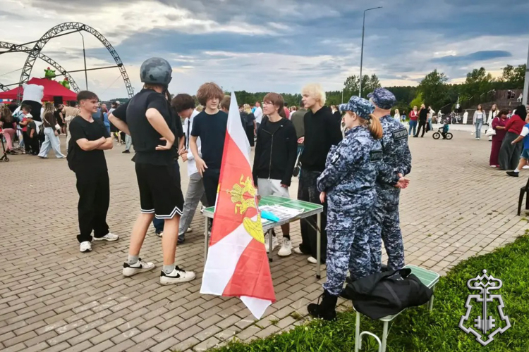 В Ленинградской области росгвардейцы приняли участие в фестивале, посвященном Дню знаний 