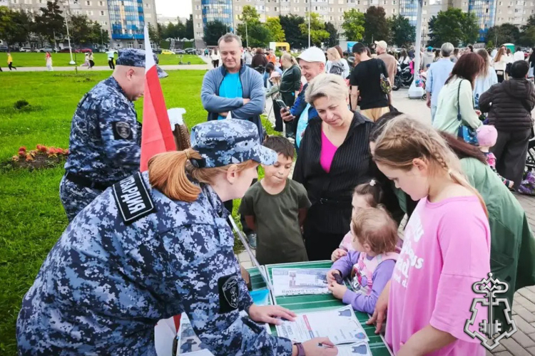В Ленинградской области росгвардейцы приняли участие в фестивале, посвященном Дню знаний 