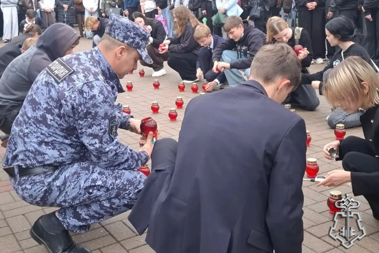 В Петербурге представители Росгвардии почтили память жертв терроризма у памятника «Детям Беслана»