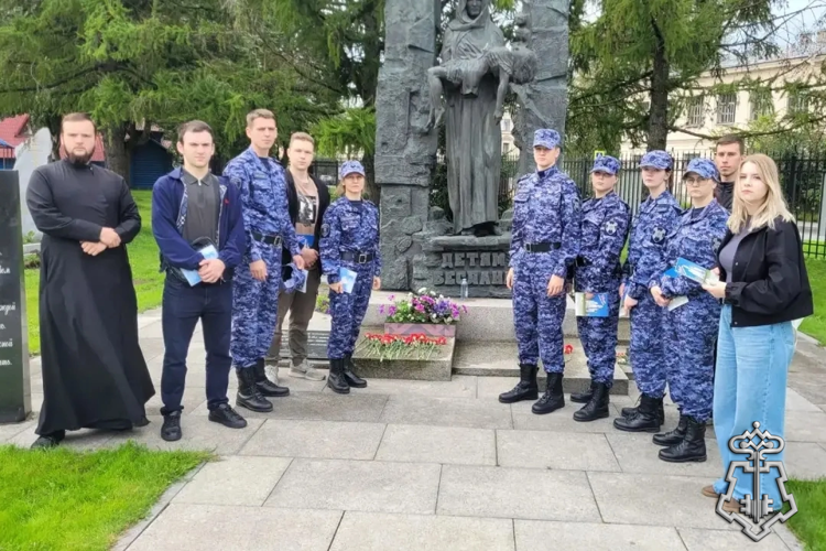 В Петербурге представители Росгвардии почтили память жертв терроризма у памятника «Детям Беслана»