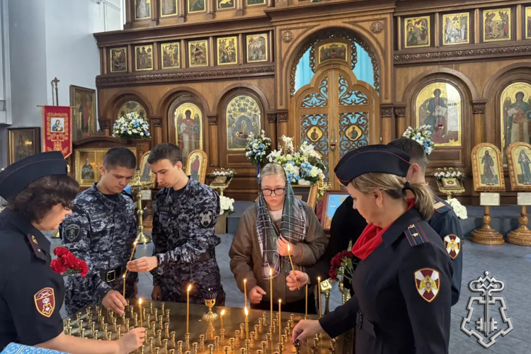 В Петербурге представители Росгвардии почтили память жертв терроризма у памятника «Детям Беслана»