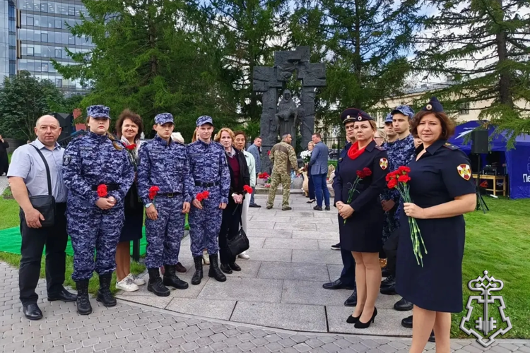 В Петербурге представители Росгвардии почтили память жертв терроризма у памятника «Детям Беслана»