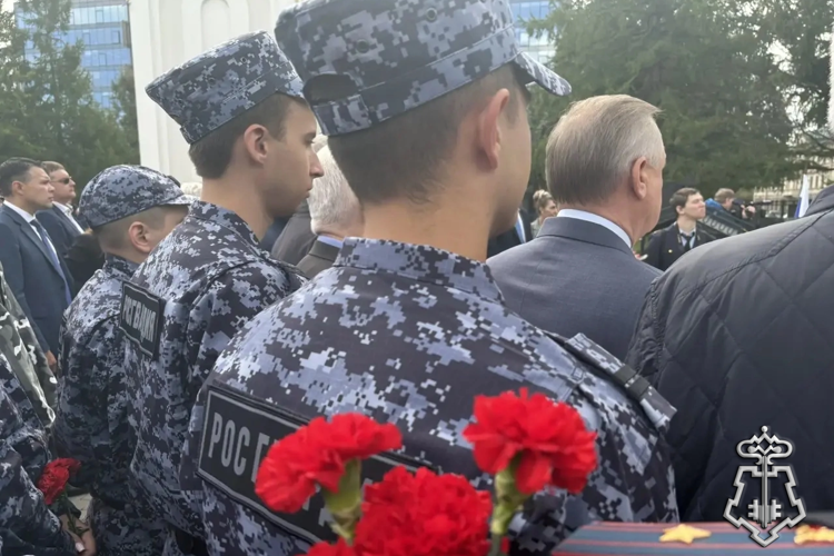 В Петербурге представители Росгвардии почтили память жертв терроризма у памятника «Детям Беслана»