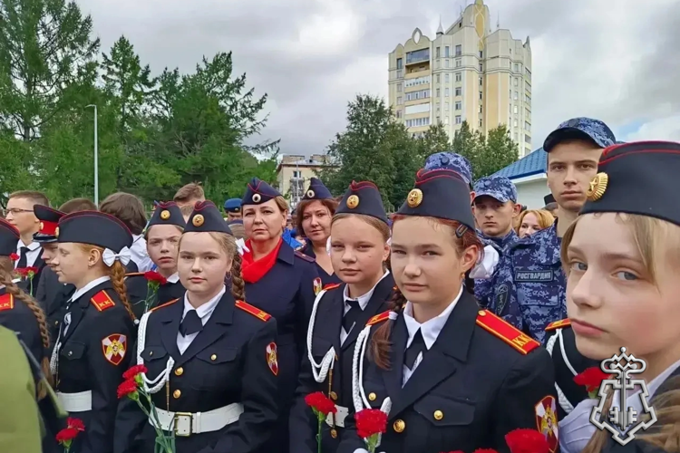 В Петербурге представители Росгвардии почтили память жертв терроризма у памятника «Детям Беслана»