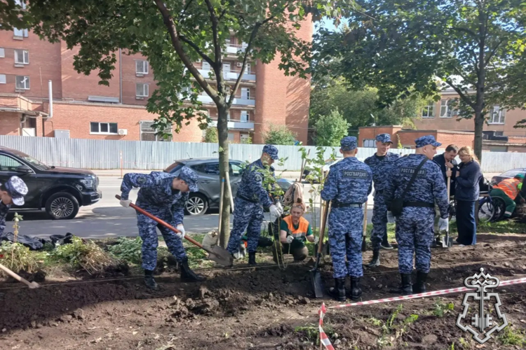 В Санкт-Петербурге сотрудники Росгвардии приняли участие в экологическом мероприятии