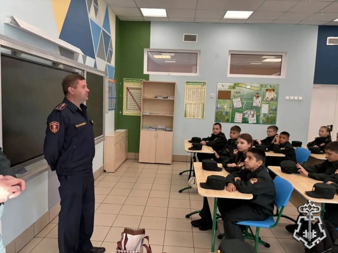 В Ленинградской области сотрудники вневедомственной охраны приняли участие в церемонии открытия кадетского класса Росгвардии 