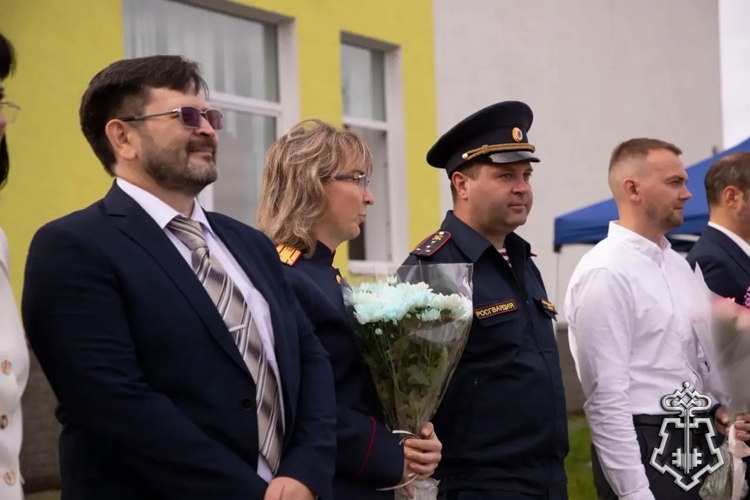В Ленинградской области сотрудники вневедомственной охраны приняли участие в церемонии открытия кадетского класса Росгвардии 