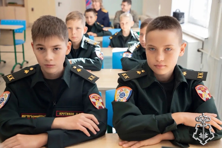 В Ленинградской области сотрудники вневедомственной охраны приняли участие в церемонии открытия кадетского класса Росгвардии 