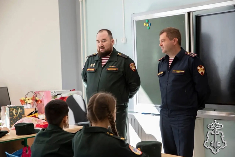 В Ленинградской области сотрудники вневедомственной охраны приняли участие в церемонии открытия кадетского класса Росгвардии 