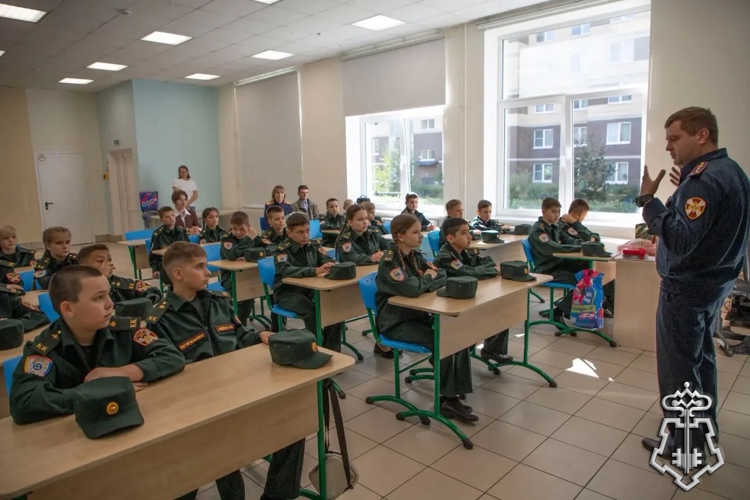 В Ленинградской области сотрудники вневедомственной охраны приняли участие в церемонии открытия кадетского класса Росгвардии 