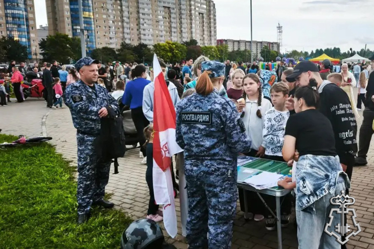 В Ленинградской области росгвардейцы приняли участие в фестивале, посвященном Дню знаний 