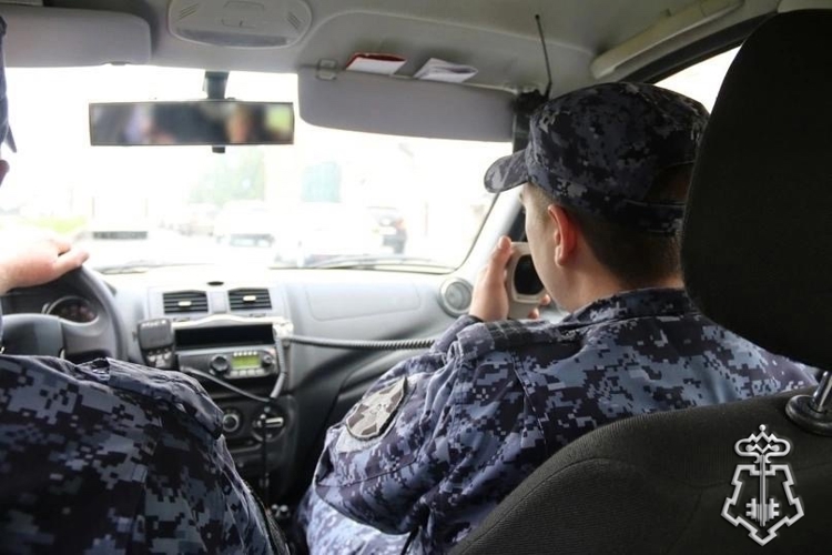 В городе Колпино сотрудники Росгвардии задержали вооруженного рецидивиста, угрожавшего убийством другому мужчине