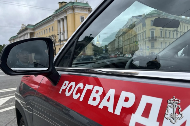 В центре Петербурга росгвардейцы спасли ребенка, которому угрожала опасность в квартире без присмотра взрослых