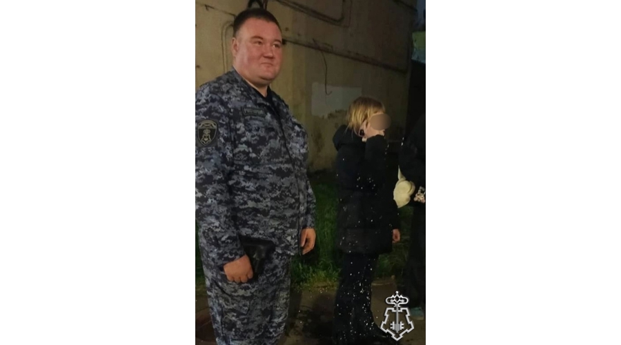 Петербургский росгвардеец спас девочку-подростка, упавшую в затопленную шахту лифта в недостроенном здании