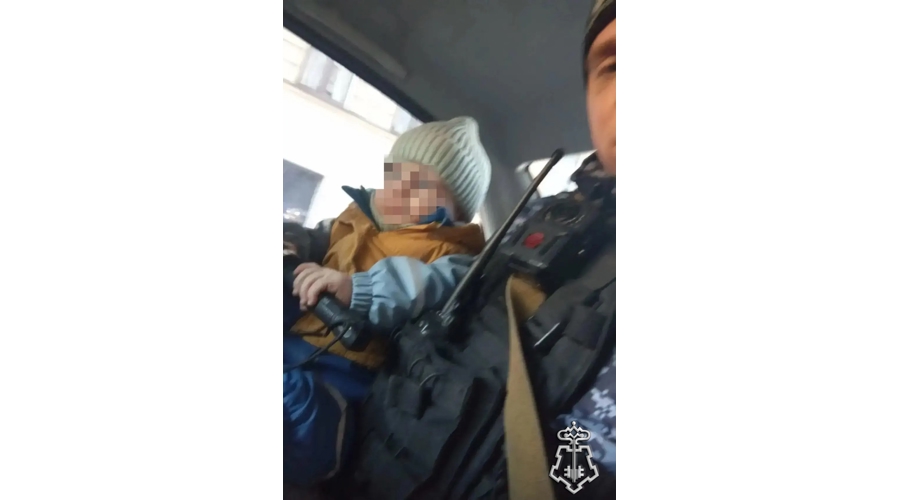 В центре Петербурга росгвардейцы спасли ребенка, которому угрожала опасность в квартире без присмотра взрослых