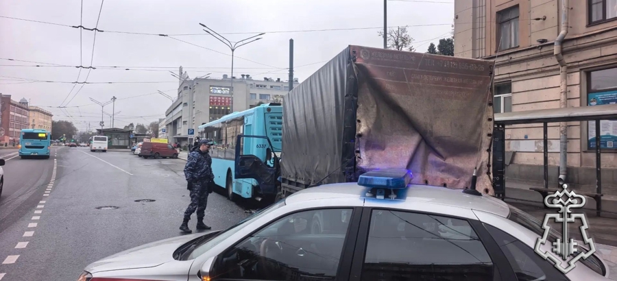 В Санкт-Петербурге наряд Росгвардии перекрыл участок дороги на месте ДТП, обеспечив беспрепятственную работу спасательных служб   