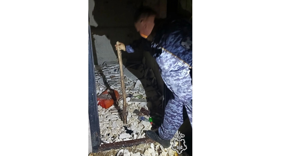 Петербургский росгвардеец спас девочку-подростка, упавшую в затопленную шахту лифта в недостроенном здании