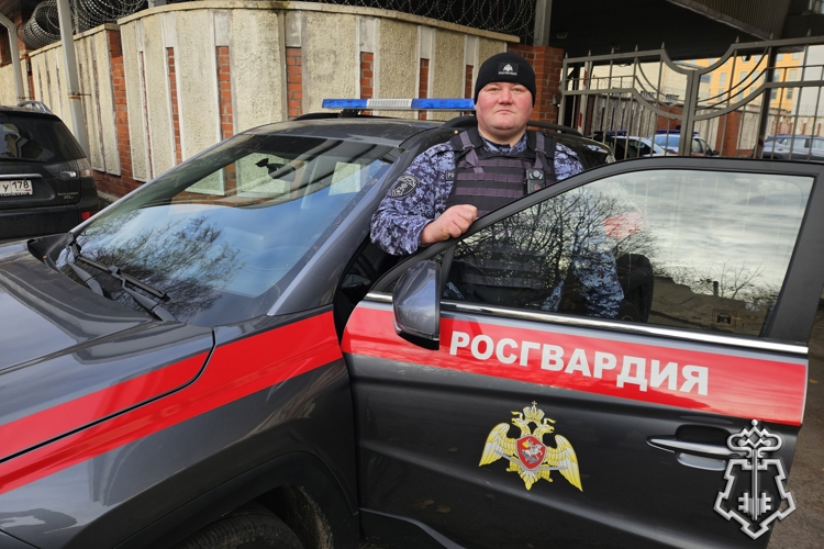 Петербургский росгвардеец спас девочку-подростка, упавшую в затопленную шахту лифта в недостроенном здании