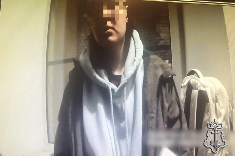 В Петербурге наряд Росгвардии задержал помощницу телефонных мошенников, пытавшуюся проникнуть в одну из квартир в центре города  
