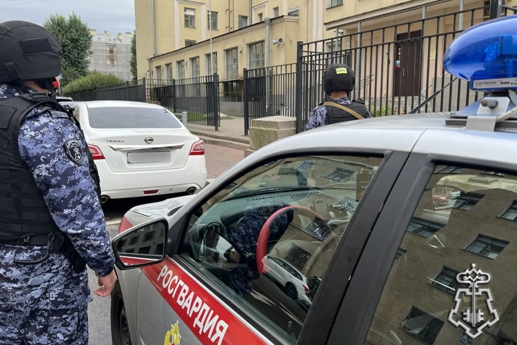 В Санкт-Петербурге наряд Росгвардии задержал нетрезвого мужчину с голым торсом, пытавшегося попасть в учебное заведение