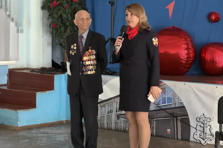 В Санкт-Петербурге ветеран и сотрудница вневедомственной охраны провели урок мужества для юна