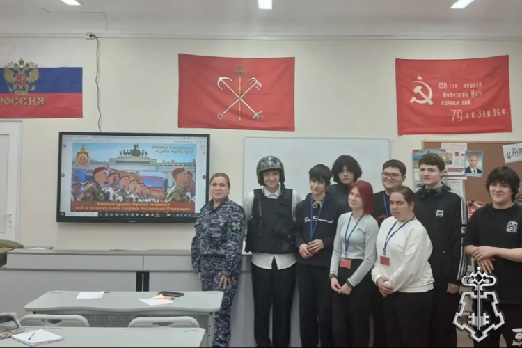 Петербургские росгвардейцы провели    встречу со школьниками, приуроченную ко Дню вневедомственной охраны