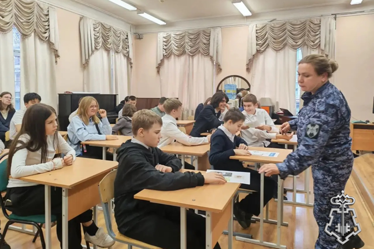 Петербургские росгвардейцы провели    встречу со школьниками, приуроченную ко Дню вневедомственной охраны