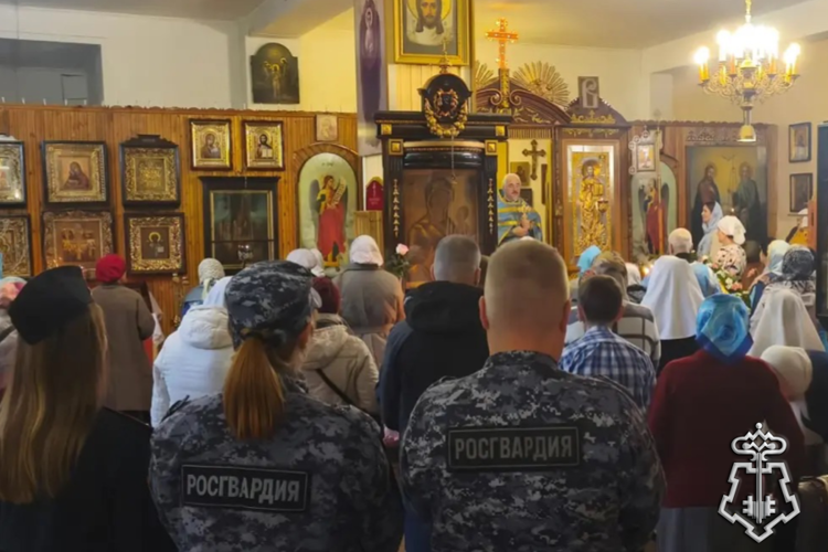 В Ленинградской области росгвардейцы приняли участие в праздничном богослужении в честь Покрова Пресвятой Богородицы