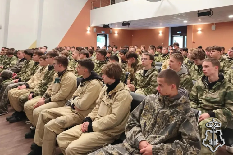 В Ленинградской области сотрудники Росгвардии провели встречу с участниками XIII военно-патриотиче