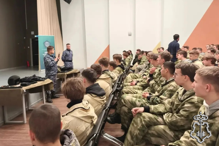 В Ленинградской области сотрудники Росгвардии провели встречу с участниками XIII военно-патриотиче